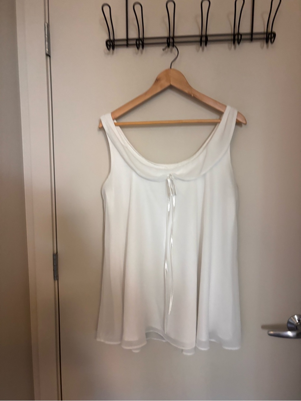 Sleeveless White Scoop Neck Women's Top with Front Tie